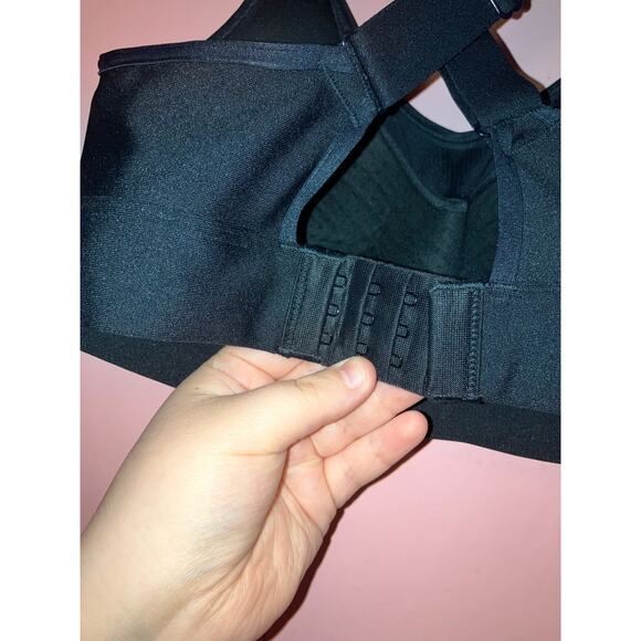 Under Armour Black Crossback Sports Bra with Adjustable Hook Closure Size Small - Picture 3 of 7